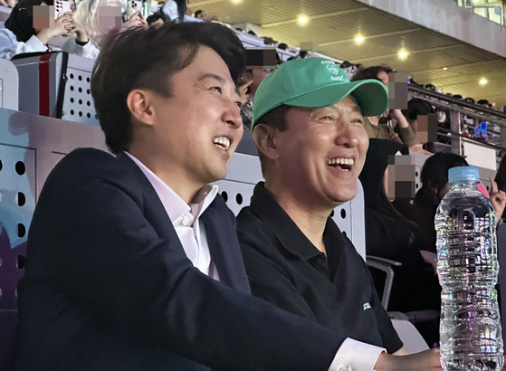 오세훈 서울시장과 이준석 개혁신당 대통령 후보가 지난 4월 30일 서울 마포구 상암 월드컵경기장에서 열린 '서울스프링페스타 WONDER SHOW'에서 개막식을 관람하고 있다. 뉴스1