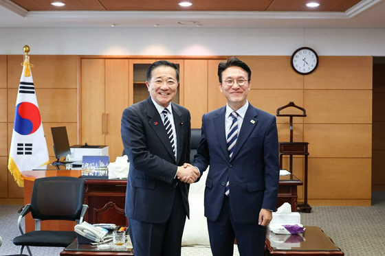 김민석 국무총리 후보자(오른쪽)가 16일 인사청문회 준비단 사무실에서 나가시마 아키히사 일본 총리 보좌관을 접견하고 있다. [연합뉴스]