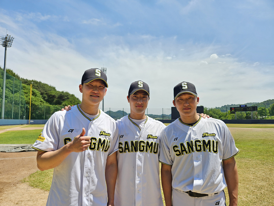 KT 배제성과 LG 이정용, NC 구창모(왼쪽부터)가 17일 국군체육부대에서 제대했다. 지난 12일 만난 이들이 밝게 웃으며 복귀 각오를 다지고 있다. 문경=고봉준 기자