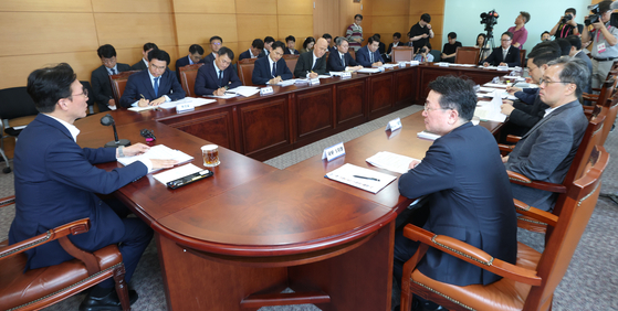 김민석 국무총리 후보자가 17일 오전 서울 종로구 금융감독연수원에 마련된 청문회 준비단 사무실에서 열린 사회분야 부처 업무보고에서 발언을 하고 있다. 뉴스1