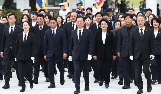더불어민주당 당대표 출마를 선언한 정청래 의원이 16일 오전 서울 동작구 국립서울현충원에서 현충탑에 참배하기 위해 이동하고 있다. 2025.6.16/뉴스1