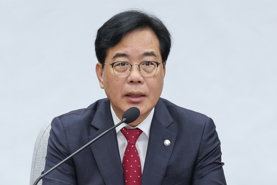 송언석 국민의힘 신임 원내대표가 17일 오전 서울 여의도 국회에서 열린 원내대책회의에 참석해 모두 발언하고 있다. 뉴스1