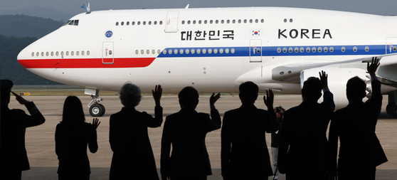 강훈식 대통령비서실장(오른쪽부터), 더불어민주당 김병기 원내대표, 우상호 정무수석, 고기동 행정안전부 장관 직무대행, 타마라 모휘니 주한 캐나다 대사 등 환송 인사들이 16일 성남 서울공항에서 주요 7개국(G7) 정상회의에 참석하기 위해 캐나다로 출국하는 이재명 대통령과 김혜경 여사가 탑승한 공군 1호기를 향해 인사하고 있다. 연합뉴스