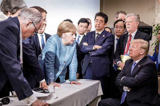 2018년 G7 정상회의 당시, 각국 정상들이 지켜보는 가운데 메르켈 독일 총리와 트럼프 미국 대통령이 팽팽히 맞섰다. [로이터=연합뉴스]