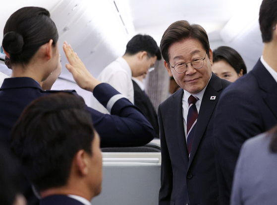 이재명 대통령이 16일(현지시간) 주요 7개국(G7) 정상회의 참석을 위해 캐나다 앨버타주 캘거리로 향하며 공군 1호기에서 기자간담회를 하기 위해 이동하고 있다. 대통령실사진기자단