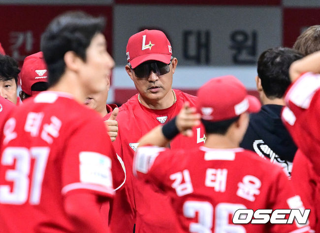 [OSEN=고척, 최규한 기자] 프로야구 SSG 랜더스가 2연승으로 한 주를 기분 좋게 시작했다. 키움 히어로즈는 6연패에 빠졌다.SSG는 17일 서울 고척스카이돔에서 열린 ‘2025 신한은행 SOL Bank KBO리그’ 키움과의 경기에서 11-1로 승리하고 2연승을 달성했다.선발투수 미치 화이트는 최고 시속 154km에 달하는 빠른 공을 앞세워 6이닝 3피안타 1볼넷 1사구 6탈삼진 무실점 호투로 시즌 5승을 수확했다.경기를 마치고 승리한 SSG 선수들과 이숭용 감독을 비롯한 코칭스태프가 인사를 나누고 있다. 2025.06.17 / dreamer@osen.co.kr