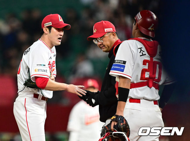 [OSEN=인천, 김성락 기자] 27일 오후 인천 SSG 랜더스 필드에서 ‘2025 신한 SOL BANK KBO리그’ SSG 랜더스와 롯데 자이언츠의 경기가 진행됐다.이날 SSG는 박종훈을, 롯데는 나균안을  선발투수로 내세웠다. 4회초 2사 1루 SSG 박종훈이 강판되고 있다. 2025.03.27 / ksl0919@osen.co.kr