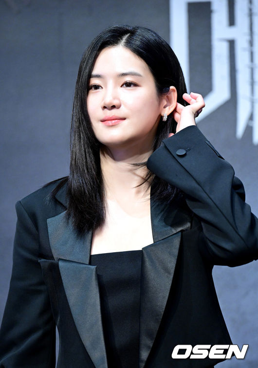 [OSEN=최규한 기자] 12일 오전 서울 라마다서울신도림호텔에서STUDIO X+U 새 미드폼 드라마‘메스를 든 사냥꾼’ 제작발표회가 열렸다.‘메스를 든 사냥꾼’은 부검대 위에서 20년 전 죽은 줄 알았던 아빠이자 연쇄살인마 ‘재단사’의 익숙한 살인 방식을 발견한 부검의 세현이 아빠의 먹잇감이 되지 않기 위해 경찰 정현보다 먼저 그를 찾기 위해 나서는 범죄 스릴러다.배우 박주현이 제작발표회를 마친 뒤 인사를 전하고 있다. 2025.06.12 / dreamer@osen.co.kr