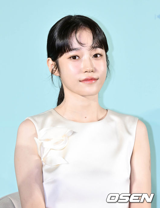 [OSEN=조은정 기자] 영화 ‘청설(감독 조선호)’ 제작보고회가 18일 서울 성동구 메가박스 성수에서 열렸다.'청설'은 사랑을 향해 직진하는 용준(홍경 분)과 진심을 알아가는 여름(노윤서 분), 두 사람을 응원하는 동생 가을(김민주 분)의 청량하고 설레는 순간들을 담은 이야기다.배우 노윤서가 착석하고 있다. 2024.10.18 /cej@osen.co.kr