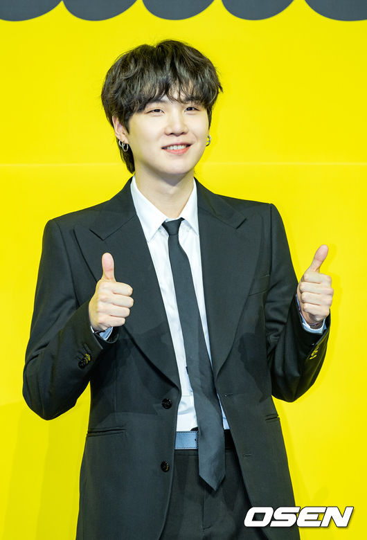[OSEN=민경훈 기자] 21일 오후 서울 송파구 올림픽공원 올림픽홀에서 방탄소년단(BTS)의 새 디지털 싱글 'Butter' 발매 기념 글로벌 기자간담회 포토타임이 진행됐다.그룹 방탄소년단(RM, 진, 슈가, 제이홉, 지민, 뷔, 정국)의 새 싱글 'Butter'는 오늘(21일) 오후 1시(한국시각)에 전 세계 동시에 발매된다.방탄소년단의 새 디지털 싱글 'Butter'는 마음을 흔드는 방탄소년단의 귀여운 고백을 담은 청량하고 중독성 강한 댄스 팝 장르의 서머송이다. 버터처럼 부드럽게 스며드는 방탄소년단의 독보적인 매력을 느낄 수 있는 곡으로 방탄소년단만의 음악적 스타일을 더한 것으로 알려져 기대를 모으고 있다.방탄소년단(BTS) 슈가 무대 위에서 포토타임을 갖고 있다./ rumi@osen.co.kr