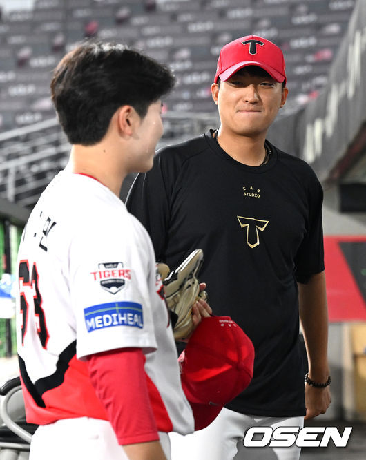 승리 투수 김도현과 함께 인터뷰 한 이호민