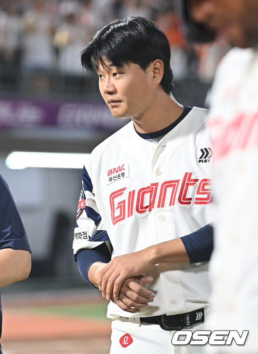 [OSEN=부산, 이석우 기자] 17일 부산 사직야구장에서 2025 신한 SOL 뱅크 KBO 리그 롯데 자이언츠와 한화 이글스의 경기가 열렸다. 홈팀 롯데는 데이비슨이, 방문팀 한화는 와이스가 선발 출전했다.롯데 자이언츠 손호영이 경기를 마친 후 정보근과 손을 가리키며 얘기하고 있다. 2025.06.17 / foto0307@osen.co.kr