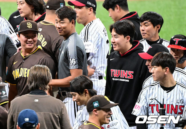 [OSEN=지형준 기자] 고척돔을 4년 만에 찾은 김하성(샌디에이고 파드리스)가 홈런 2방을 터뜨리며 박수갈채를 받았다. 고우석은 친정팀 LG 상대로 세이브를 기록했다.샌디에이고 파드리스는 18일 서울 고척스카이돔에서 KBO리그LG 트윈스와MLB 월드투어 서울시리즈 2024 스페셜게임에서 5-2로 승리했다. 김하성이 투런 홈런 2방을 터뜨리며 맹활약했다. 4타수 2안타 2홈런 4타점으로 해결사였다. 고우석이 9회 마무리로 등판해 투런 홈런을 맞았지만 1점차 승리를 지켜냈다.이로써 샌디에이고는 전날 류중일 감독이 이끄는 대표팀 '팀 코리아'에 1-0 승리에 이어 스페셜 게임 2연승을 기록했다.경기를 마치고 샌디에이고 고우석이 LG 선수들과 인사를 나누고 있다. 2024.03.18 /jpnews@osen.co.kr