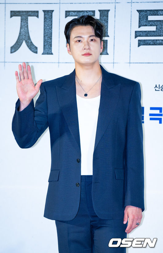[OSEN=민경훈 기자] 17일 서울 광진구 롯데시네마 건대입구에서 영화 '전지적 독자 시점' 제작보고회가 열렸다.배우 안효섭, 이민호, 채수빈, 신승호, 나나 주연의 영화 '전지적 독자 시점'(감독 김병우)은 10년 이상 연재된 소설이 완결된 날 소설 속 세계가 현실이 되어 버리고, 유일한 독자였던 ‘김독자’가 소설의 주인공 ‘유중혁’ 그리고 동료들과 함께 멸망한 세계에서 살아남기 위한 판타지 액션 영화다.배우 신승호가 포토타임을 갖고 있다. 2025.06.17 /rumi@osen.co.kr