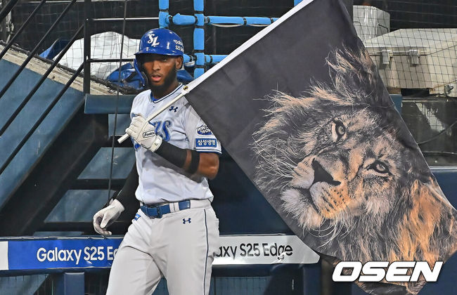 [OSEN=대구, 이석우 기자] 27일 대구삼성라이온즈파크에서 2025 신한 SOL 뱅크 KBO 리그 삼성 라이온즈와 롯데 자이언츠의 경기가 열렸다. 홈팀 삼성은 후라도가, 방문팀 롯데는 감보아가 선발 출전했다. 삼성 라이온즈 디아즈가 7회말 1사 1루 우월 2점 홈런을 치고 강민호에게 사자 깃발을 들고 기뻐하고 있다. 2025.05.27 / foto0307@osen.co.kr