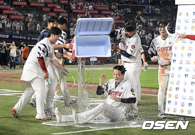[OSEN=부산, 이석우 기자] 18일 부산 사직야구장에서 2025 신한 SOL 뱅크 KBO 리그 롯데 자이언츠와 한화 이글스의 경기가 열렸다. 홈팀 롯데는 홍민기가, 방문팀 한화는 엄상백이 선발 출전했다.롯데 자이언츠 김원중이 한화 이글스에 6-3으로 승리, 팀 최초 150 세이브를 달성하고 동료들의 축하 물세례를 받고 있다. 2025.06.18 / foto0307@osen.co.kr