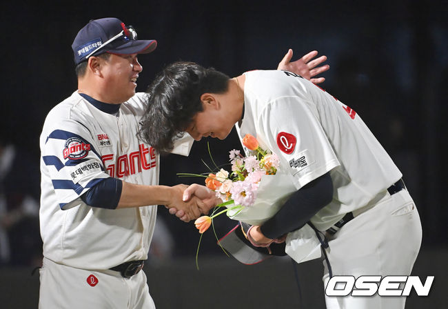 [OSEN=부산, 이석우 기자] 18일 부산 사직야구장에서 2025 신한 SOL 뱅크 KBO 리그 롯데 자이언츠와 한화 이글스의 경기가 열렸다. 홈팀 롯데는 홍민기가, 방문팀 한화는 엄상백이 선발 출전했다.롯데 자이언츠 김원중이 한화 이글스에 6-3으로 승리, 팀 최초 150 세이브를 달성하고 김태형 감독으로부터 축하 꽃다발을 받고 있다. 2025.06.18 / foto0307@osen.co.kr