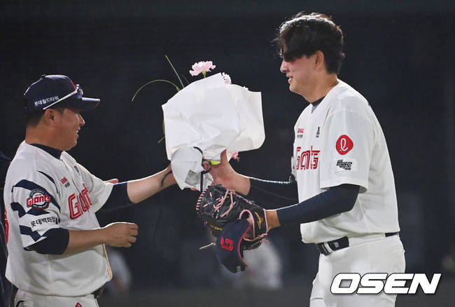[OSEN=부산, 이석우 기자] 18일 부산 사직야구장에서 2025 신한 SOL 뱅크 KBO 리그 롯데 자이언츠와 한화 이글스의 경기가 열렸다. 홈팀 롯데는 홍민기가, 방문팀 한화는 엄상백이 선발 출전했다.롯데 자이언츠 김원중이 한화 이글스에 6-3으로 승리, 팀 최초 150 세이브를 달성하고 김태형 감독으로부터 축하 꽃다발을 받고 있다. 2025.06.18 / foto0307@osen.co.kr