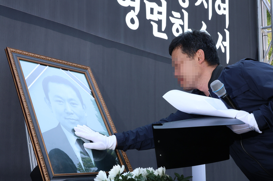 태안화력발전소에서 작업하다 숨진 재하청 비정규직 노동자 고(故) 김충현 씨의 영결식이 18일 오전 충남 태안군 태안화력발전소 앞에서 엄수됐다. 연합뉴스