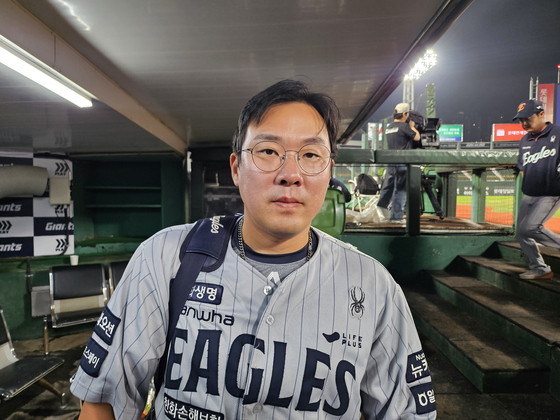 한화 안치홍이 17일 사직 롯데전을 마친 뒤 포즈를 취하고 있다. 이날부터 안경을 끼고 나와 결정적인 3점홈런을 터뜨렸다. 부산=고봉준 기자