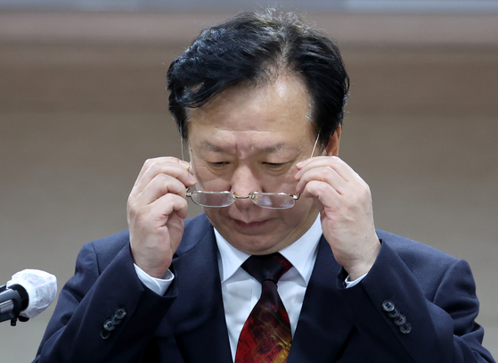 2022년 5월 17일 정호영 당시 보건복지부 장관 후보자가 서울 중구 국립중앙의료원 대강당에서 최근 제기된 자녀 관련 의혹 등에 대한 설명에 앞서 안경을 쓰고 있다. 정 후보자는 자녀 아빠찬스 의혹으로 인사청문회 뒤 자진사퇴했다. 이후 경찰의 수사를 받았지만 최종 무혐의 처분을 받았다. 연합뉴스