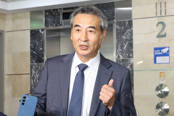 윤석열 전 대통령의 부인 김건희 여사 의혹 관련 사건을 맡은 민중기 특별검사가 지난 17일 오전 서울 서초구 사무실로 출근하고 있다. 뉴스1
