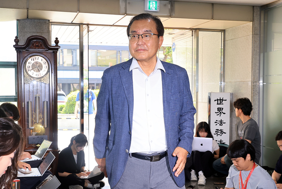 순직 해병 수사 방해 의혹 사건을 수사하는 이명현 특별검사가 18일 오전 서울 서초구 사무실로 출근하고 있다. 뉴스1