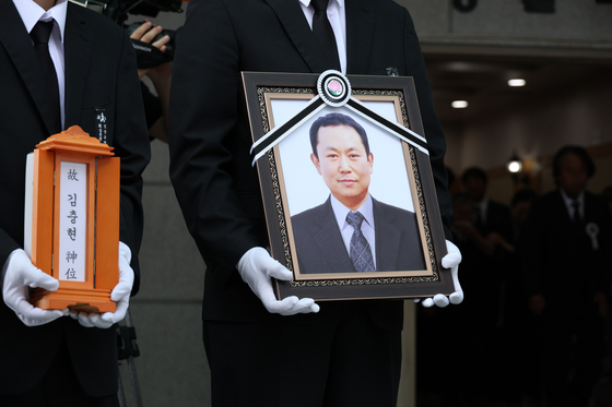18일 오전 충남 태안 태안보건의료원상례원에서 태안화력 비정규직 노동자 고(故) 김충현 씨 발인이 엄수되고 있다. 연합뉴스