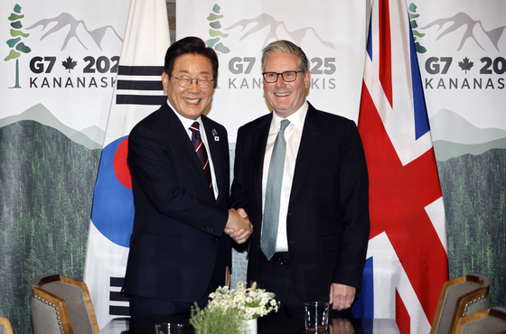 이재명 대통령이 캐나다 앨버타주 카나나스키스에서 17일(현지시간) 열린 2025 G7 정상회의에서 키어 스타머 영국 총리와 양자회담을 하고 있다. 대통령실사진기자단