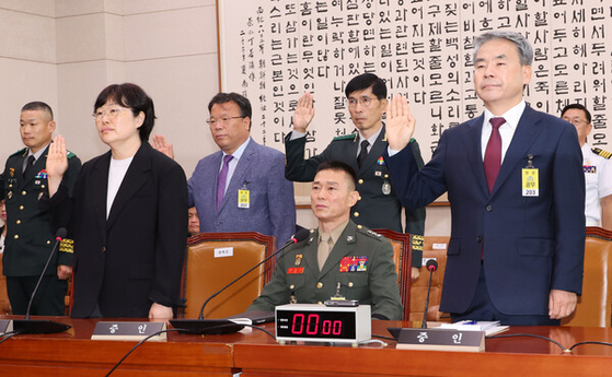 지난해 4월 국회 법제사법위원회에서 열린 윤석열 탄핵 청문회에 증인으로 출석한 임성근 전 해병대 1사단장이 증인 선서를 거부하고 있다. 연합뉴스