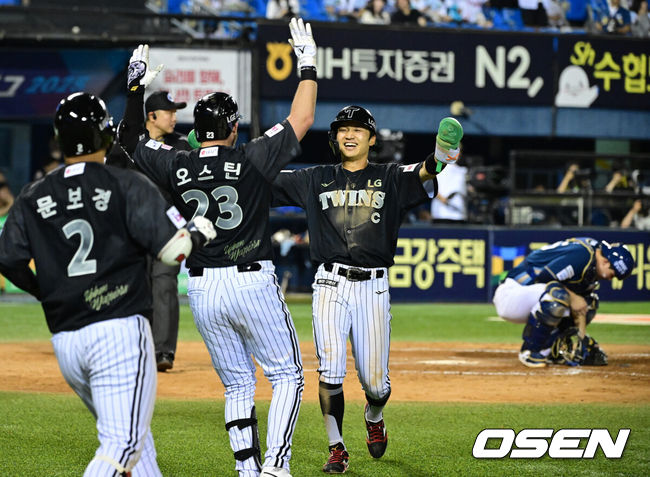 [OSEN=잠실, 조은정 기자]프로야구 LG 트윈스가 NC 다이노스를 꺾고 1위 한화 이글스를 0.5경기 차이로 추격했다.LG는 18일 서울 잠실구장에서 열린 2025 KBO리그 NC와 경기에서 9-8 끝내기 승리를 거뒀다.9회말 1사 1,3루 LG 송찬의의 내야 땅볼에 끝내기 득점을 올린 박해민이 기뻐하고 있다. 2025.06.18 /cej@osen.co.kr