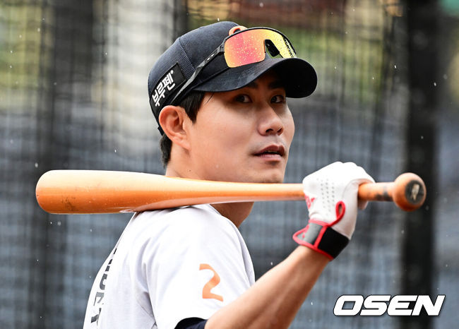 [OSEN=대전, 지형준 기자] 13일 대전 한화생명볼파크에서 2025 신한 SOL Bank KBO리그 한화 이글스와 LG 트윈스의 경기가 열린다.LG가 40승 26패 1무(승률 .606)로 1위, 한화는 40승 27패(승률 .597)로 2위다. 0.5경기 차이다. 경기 결과에 따라 1위가 바뀔 수도 있다.경기가 열릴지는 미지수. 대전 한화생명볼파크에는 비가 내리고 있다. 한화 선수들이 배팅 훈련을 끝내고, 오후 3시 10분쯤 대형 방수포로 그라운드를 덮었다.일기예보에 따르면 오후 4시~5시7mm, 오후 5~6시 8mm, 오후 6~7시에는 5mm의 비 예보가 있다.한화 심우준이 훈련을 하고 있다. 2025.06.13 /jpnews@osen.co.kr