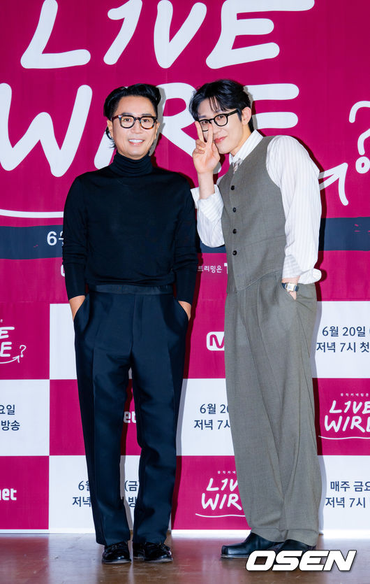 [OSEN=민경훈 기자] 19일 서울 중구 커뮤니티하우스 마실에서 Mnet라이브 음악 토크쇼'라이브 와이어' 제작발표회 및 기자간담회가 열렸다.Mnet ‘라이브 와이어’는 음악으로 사람과 사람을 연결하는 릴레이 방식의 음악 토크쇼로, 매 회 아티스트가 다음 아티스트를 직접 지목하며 무대를 이어가는 독특한 형식으로 주목받고 있다. 정재형과 코드 쿤스트는 이번 프로그램을 통해 처음으로 MC 호흡을 맞추며 색다른 시너지를 예고했다.MC 정재형 & 코드 쿤스트가 포토타임을 갖고 있다. 2025.06.19 /rumi@osen.co.kr