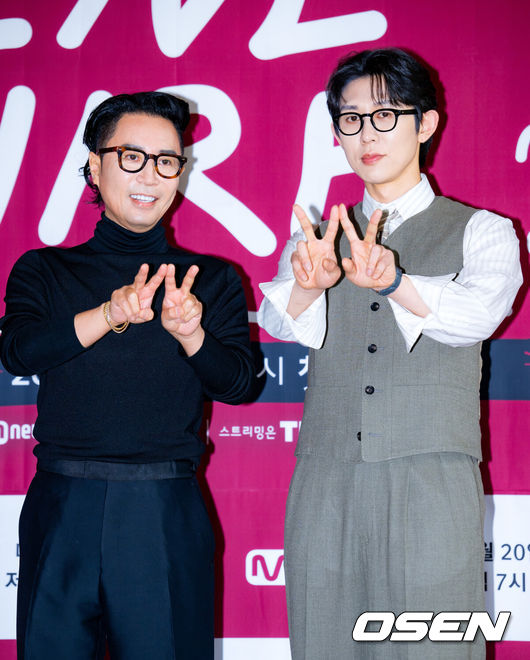 [OSEN=민경훈 기자] 19일 서울 중구 커뮤니티하우스 마실에서 Mnet라이브 음악 토크쇼'라이브 와이어' 제작발표회 및 기자간담회가 열렸다.Mnet ‘라이브 와이어’는 음악으로 사람과 사람을 연결하는 릴레이 방식의 음악 토크쇼로, 매 회 아티스트가 다음 아티스트를 직접 지목하며 무대를 이어가는 독특한 형식으로 주목받고 있다. 정재형과 코드 쿤스트는 이번 프로그램을 통해 처음으로 MC 호흡을 맞추며 색다른 시너지를 예고했다.MC 정재형 & 코드 쿤스트가 포토타임을 갖고 있다. 2025.06.19 /rumi@osen.co.kr