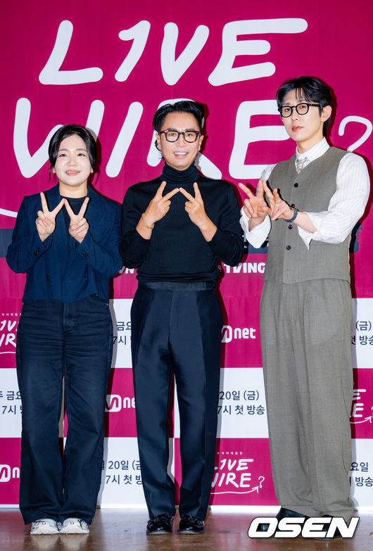 [OSEN=민경훈 기자] 19일 서울 중구 커뮤니티하우스 마실에서 Mnet라이브 음악 토크쇼'라이브 와이어' 제작발표회 및 기자간담회가 열렸다.Mnet ‘라이브 와이어’는 음악으로 사람과 사람을 연결하는 릴레이 방식의 음악 토크쇼로, 매 회 아티스트가 다음 아티스트를 직접 지목하며 무대를 이어가는 독특한 형식으로 주목받고 있다. 정재형과 코드 쿤스트는 이번 프로그램을 통해 처음으로 MC 호흡을 맞추며 색다른 시너지를 예고했다.신유선 PD와 MC 정재형 & 코드 쿤스트가 포토타임을 갖고 있다. 2025.06.19 /rumi@osen.co.kr