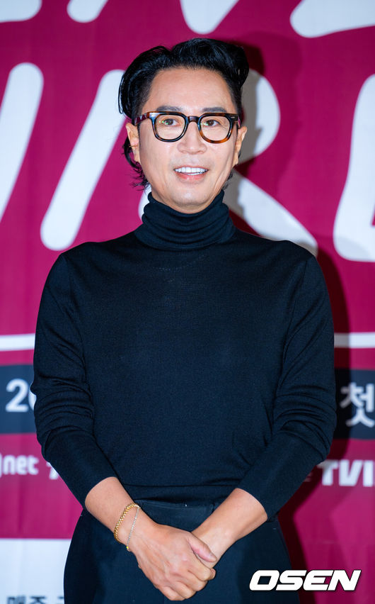 [OSEN=민경훈 기자] 19일 서울 중구 커뮤니티하우스 마실에서 Mnet라이브 음악 토크쇼'라이브 와이어' 제작발표회 및 기자간담회가 열렸다.Mnet ‘라이브 와이어’는 음악으로 사람과 사람을 연결하는 릴레이 방식의 음악 토크쇼로, 매 회 아티스트가 다음 아티스트를 직접 지목하며 무대를 이어가는 독특한 형식으로 주목받고 있다. 정재형과 코드 쿤스트는 이번 프로그램을 통해 처음으로 MC 호흡을 맞추며 색다른 시너지를 예고했다.MC 정재형이 포토타임을 갖고 있다. 2025.06.19 /rumi@osen.co.kr