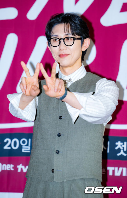 [OSEN=민경훈 기자] 19일 서울 중구 커뮤니티하우스 마실에서 Mnet라이브 음악 토크쇼'라이브 와이어' 제작발표회 및 기자간담회가 열렸다.Mnet ‘라이브 와이어’는 음악으로 사람과 사람을 연결하는 릴레이 방식의 음악 토크쇼로, 매 회 아티스트가 다음 아티스트를 직접 지목하며 무대를 이어가는 독특한 형식으로 주목받고 있다. 정재형과 코드 쿤스트는 이번 프로그램을 통해 처음으로 MC 호흡을 맞추며 색다른 시너지를 예고했다.MC 코드 쿤스트가 포토타임을 갖고 있다. 2025.06.19 /rumi@osen.co.kr