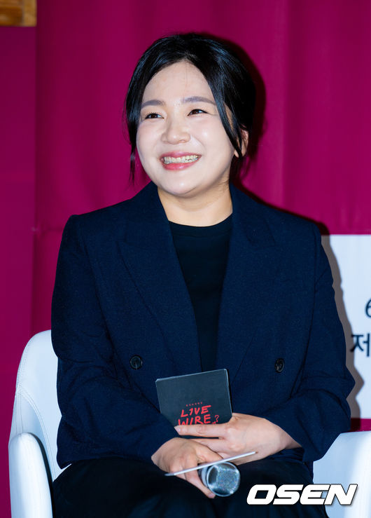 [OSEN=민경훈 기자] 19일 서울 중구 커뮤니티하우스 마실에서 Mnet라이브 음악 토크쇼'라이브 와이어' 제작발표회 및 기자간담회가 열렸다.Mnet ‘라이브 와이어’는 음악으로 사람과 사람을 연결하는 릴레이 방식의 음악 토크쇼로, 매 회 아티스트가 다음 아티스트를 직접 지목하며 무대를 이어가는 독특한 형식으로 주목받고 있다. 정재형과 코드 쿤스트는 이번 프로그램을 통해 처음으로 MC 호흡을 맞추며 색다른 시너지를 예고했다.신유선 PD가 기자간담회에서 미소짓고 있다. 2025.06.19 /rumi@osen.co.kr
