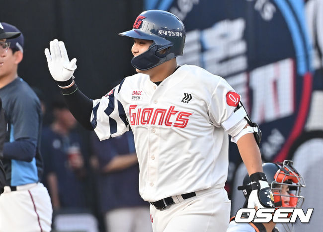 [OSEN=부산, 이석우 기자] 18일 부산 사직야구장에서 2025 신한 SOL 뱅크 KBO 리그 롯데 자이언츠와 한화 이글스의 경기가 열렸다. 홈팀 롯데는 홍민기가, 방문팀 한화는 엄상백이 선발 출전했다.롯데 자이언츠 박재엽이 2회말 2사 1,2루 좌월 3점 홈런을 치고 하이파이브를 하고 있다. 2025.06.18 / foto0307@osen.co.kr