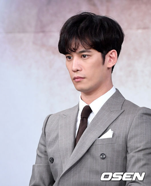 [OSEN=이대선 기자] 17일 오후 서울 마포구 MBC 골든마우스홀에서 MBC 새 수목 드라마 ‘신입사관 구해령’ 제작발표회가 열렸다.배우 박기웅이 취재진의 질문을 듣고 있다. /sunday@osen.co.kr