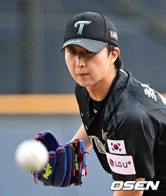 [OSEN=잠실, 지형준 기자] 19일 오후 서울 잠실구장에서 ‘2025 신한 SOL Bank KBO리그’ LG 트윈스와 NC 다이노스의 경기가 열렸다. LG는 최채흥, NC는 신민혁을 선발로 내세웠다. 1회초 LG 최채흥이 역투하고 있다. 2025.06.19 /jpnews@osen.co.kr