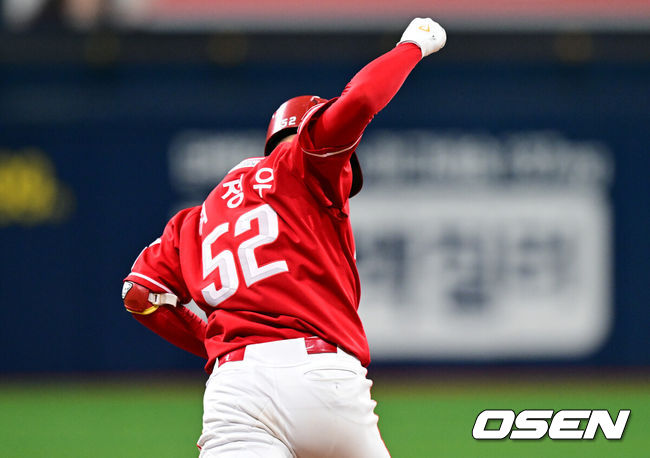 [OSEN=고척, 조은정 기자]19일 서울 고척스카이돔에서 ‘2025 신한 SOL Bank KBO리그’ 키움 히어로즈와 SSG 랜더스의 경기가 열렸다.홈팀 키움은 박주성, 방문팀 SSG는 박시후를 선발로 내세웠다.연장 11회초 1사 1루 SSG 석정우가 역전 좌월 투런 홈런을 날리고 있다. 2025.06.19 /cej@osen.co.kr