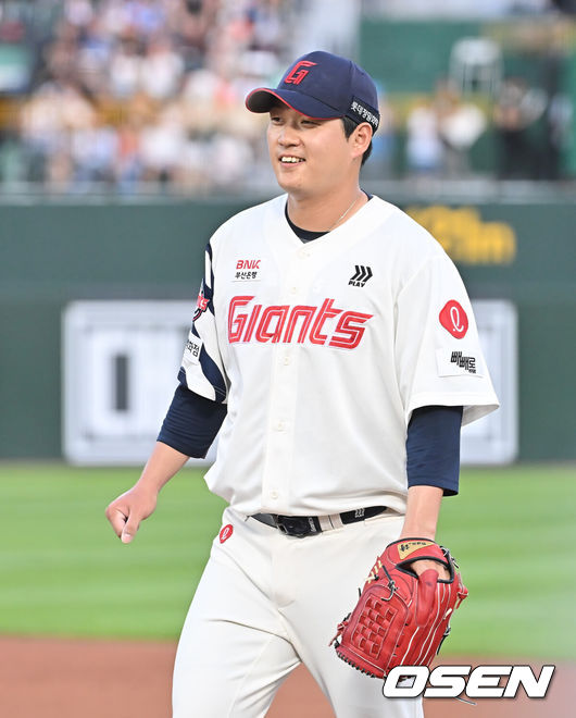 [OSEN=부산, 이석우 기자] 19일 부산 사직야구장에서 2025 신한 SOL 뱅크 KBO 리그 롯데 자이언츠와 한화 이글스의 경기가 열렸다. 홈팀 롯데는 나균안이, 방문팀 한화는 황준서가 선발 출전했다.롯데 자이언츠 나균안이 3회초 1사 1,2루 한화 이글스 안치홍의 안타성 타구를 잡아 유로결을 터치 아웃시킨 김민성을 보며 활짝 웃고 있다. 2025.06.19 / foto0307@osen.co.kr