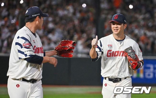 [OSEN=부산, 이석우 기자] 19일 부산 사직야구장에서 2025 신한 SOL 뱅크 KBO 리그 롯데 자이언츠와 한화 이글스의 경기가 열렸다. 홈팀 롯데는 나균안이, 방문팀 한화는 황준서가 선발 출전했다.롯데 자이언츠 김민성이 6회초 수비를 끝내고 나균안을 보며 엄지척을 하고 있다. 2025.06.19 / foto0307@osen.co.kr
