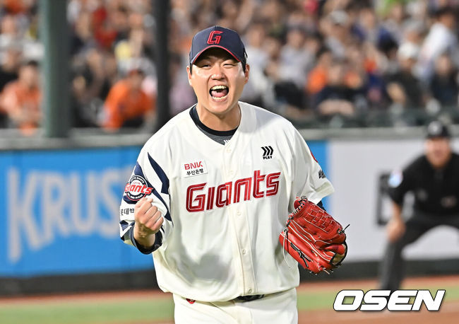 [OSEN=부산, 이석우 기자] 19일 부산 사직야구장에서 2025 신한 SOL 뱅크 KBO 리그 롯데 자이언츠와 한화 이글스의 경기가 열렸다. 홈팀 롯데는 나균안이, 방문팀 한화는 황준서가 선발 출전했다.롯데 자이언츠 선발 투수 나균안이 5회초 2사 만루 한화 이글스 문현빈을 삼진으로 잡고 포효하고 있다. 2025.06.19 / foto0307@osen.co.kr