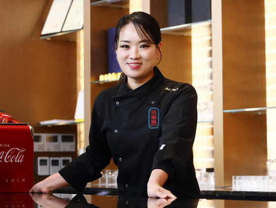 지난 12일, 서울 마포구 티엔미미 2호점에서 진행한 레드리본 위크에서 자신만의 메뉴를 선보인 정지선 셰프. 사진 한국코카-콜라 