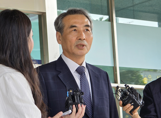 김건희 특검팀을 이끄는 민중기 특별검사가 18일 오후 서울 양천구 서울남부지검을 찾아 건진법사 의혹 등을 수사한 신응석 검사장 등을 만난 뒤 취재진에게 면담 취지를 설명하고 있다. 손성배 기자