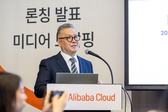 윤용준 알리바바클라우드 한국총괄 지사장 19일 서울 강남구 한 호텔에서 열린 기자간담회에서 데이터센터 출범을 발표하고 있다. 사진 알리바바클라우드