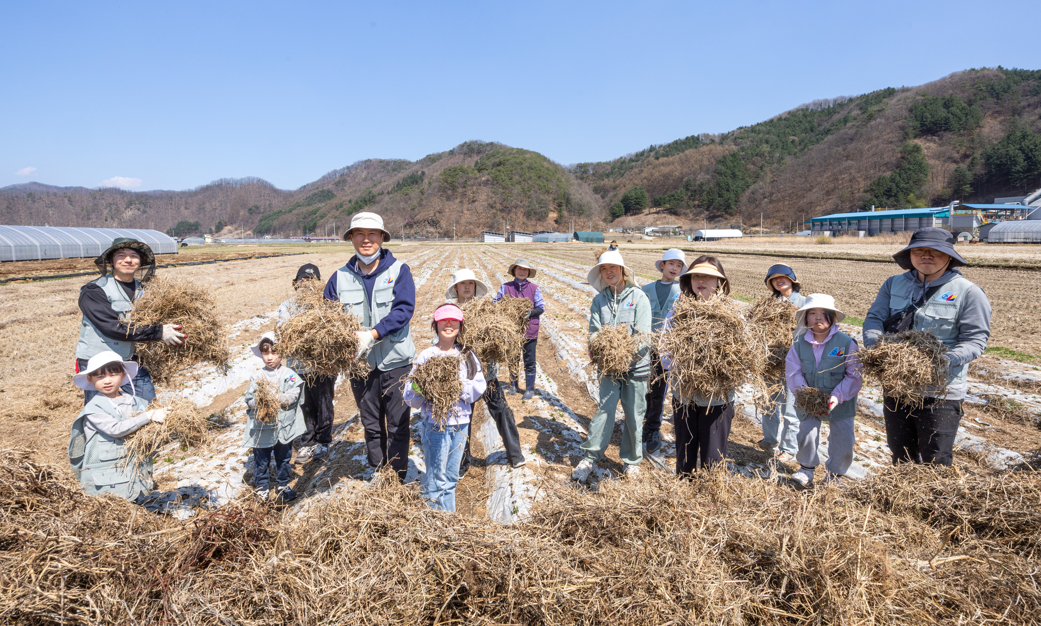 올해 4월 대한항공·아시아나항공 양사 임직원과 가족들이 농가 일손 돕기 활동을 하는 모습.