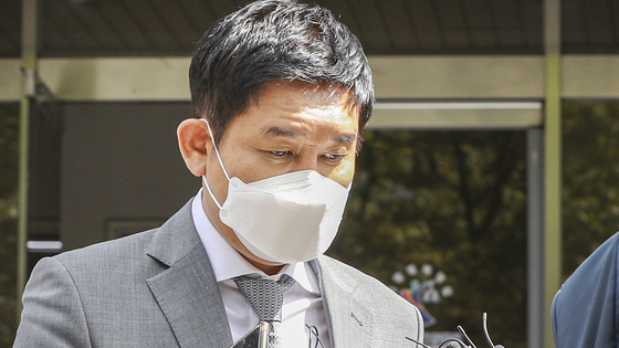 '라임자산운용(라임) 사태'의 핵심 인물인 김봉현 전 스타모빌리티 회장이 2022년 9월 20일 오후 서울 양천구 서울남부지방법원에서 열린 구속 전 피의자 심문(영장실질심사)를 마친 후 법정을 나서고 있다. 뉴스1